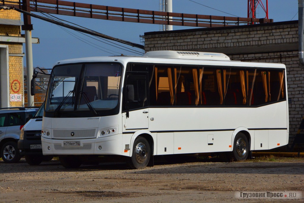 Семейство "Vector" - любимое детище Павловского автобусного завода, так что неудивительно видеть в качестве корпоративного транспорта, туристский ПАЗ Vector 320412-05