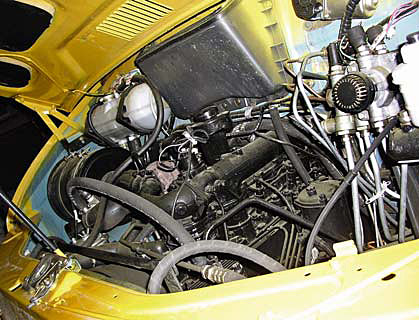 Моторный щит кабины частично «накрывает» двигатель